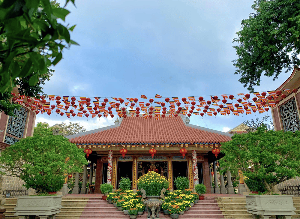 On Tet holiday, the pagoda is decorated very brightly (Source: Tổ đình Long Khánh, Quy Nhơn)